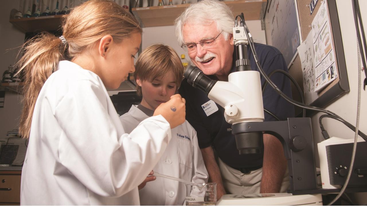 Tim teaches young scientists in the virtual lab