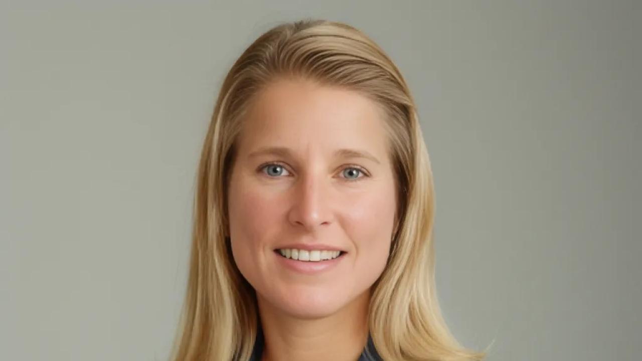 Dana Lis headshot