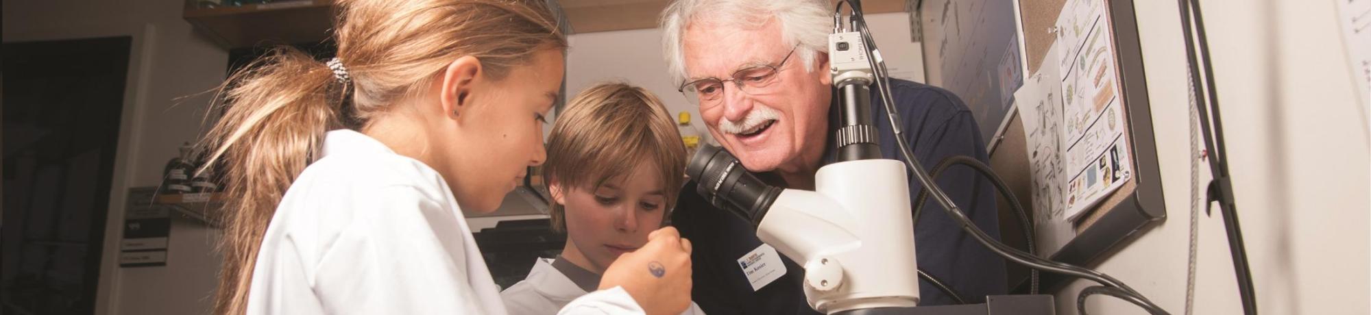Tim teaches young scientists in the virtual lab